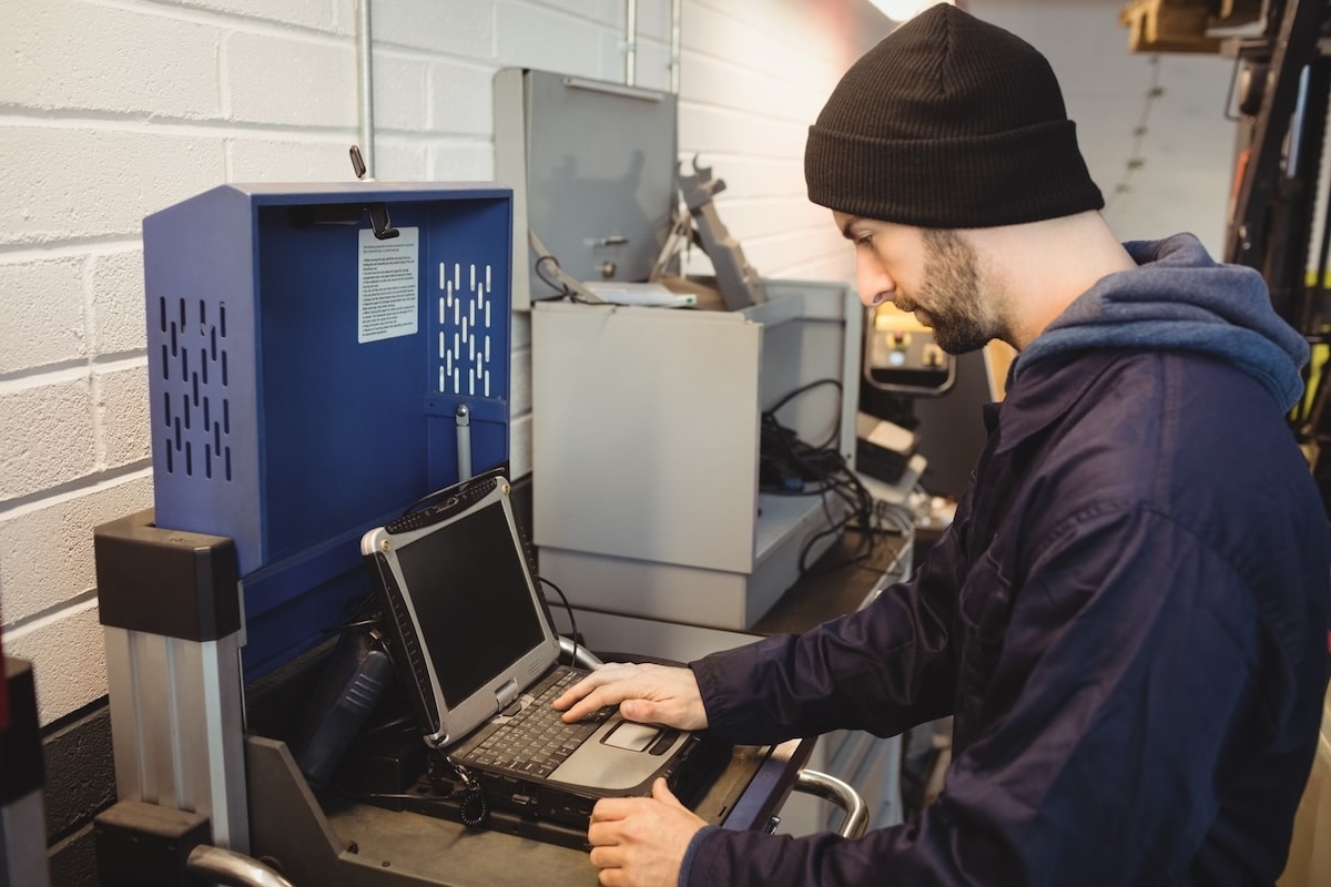 mechanic-using-laptop