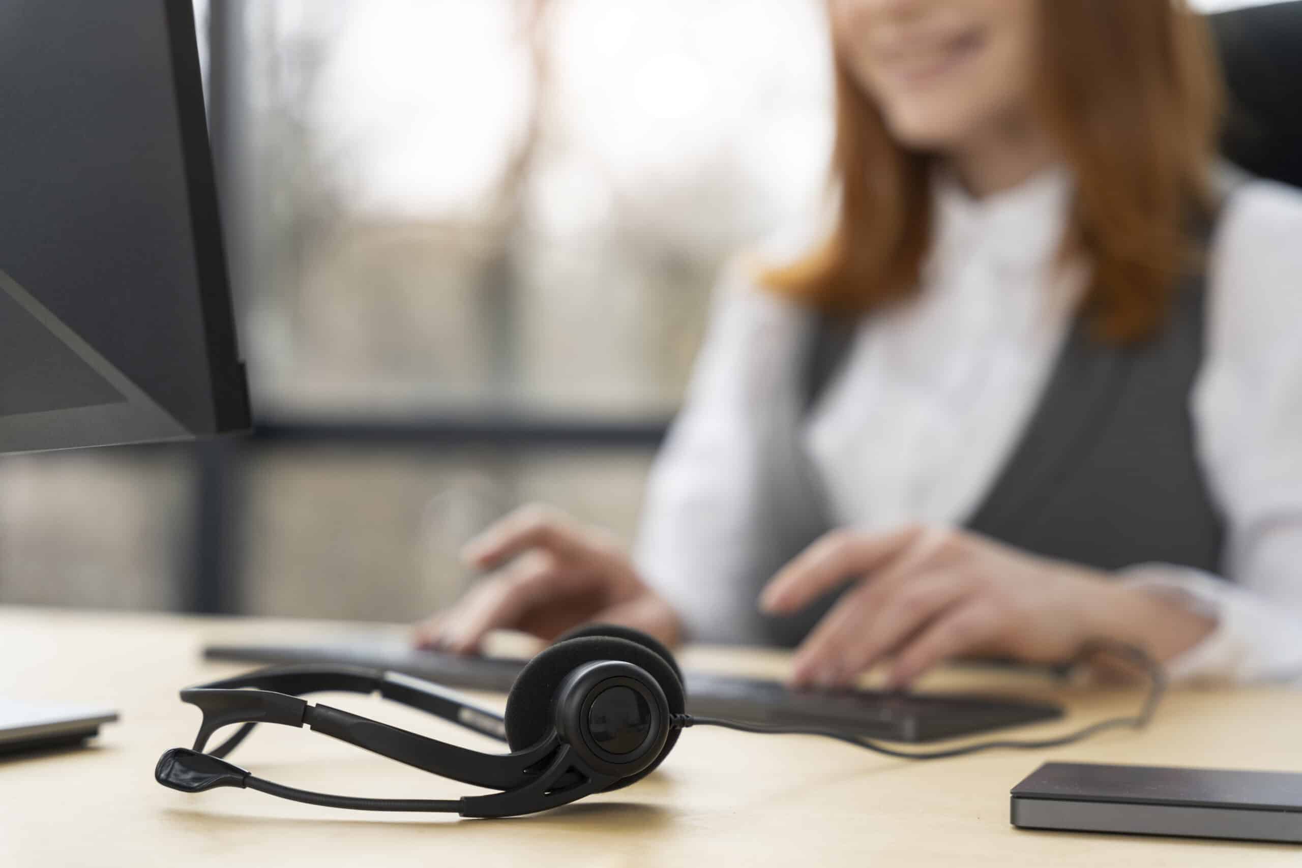 primo piano di una persona che lavora in un call center