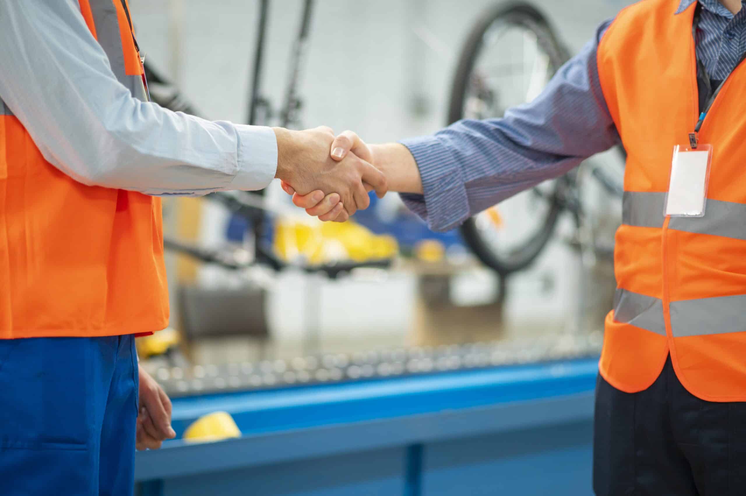uomini-equipaggiamento-di-sicurezza-al-lavoro