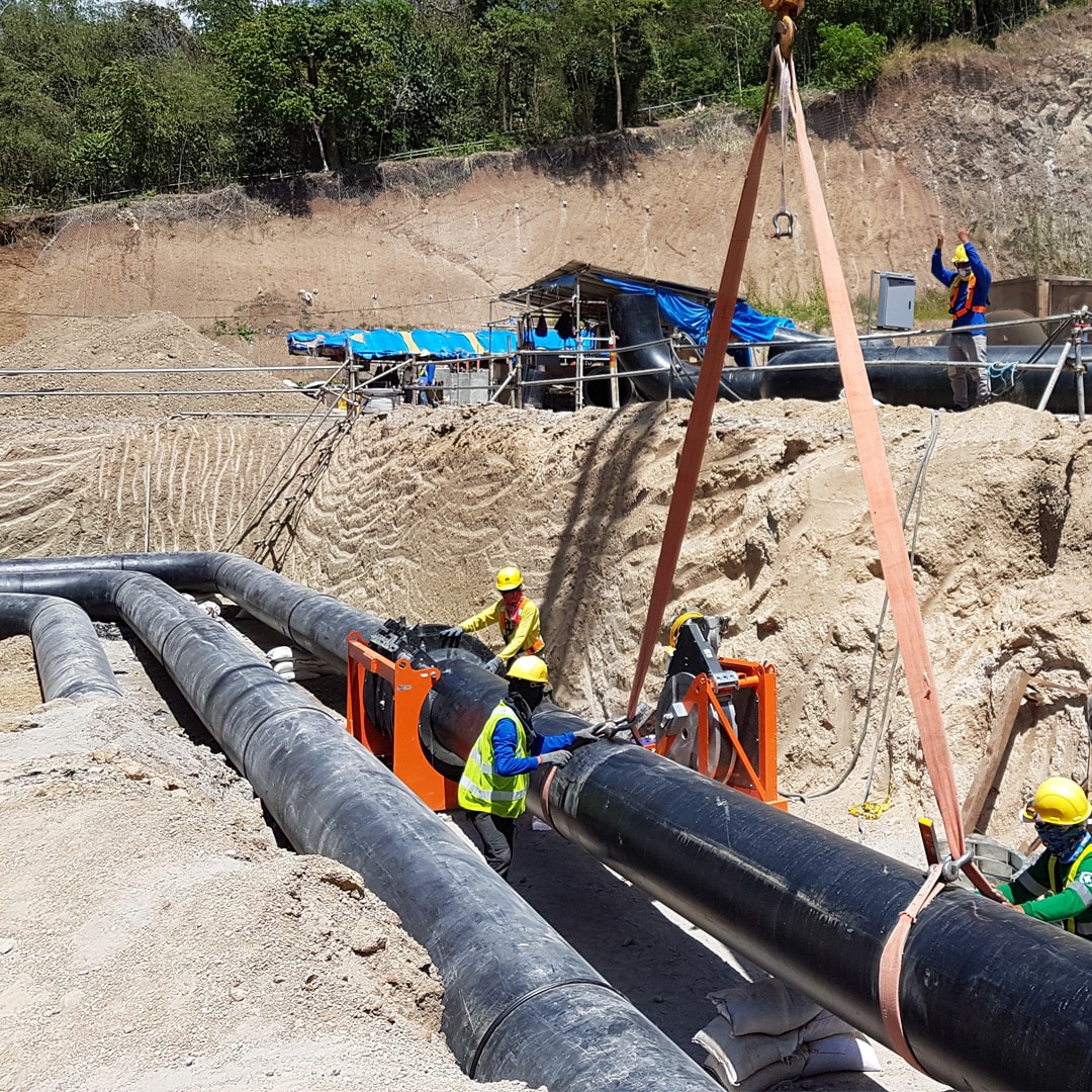 ritmo al lavoro operai posizionamento tubi