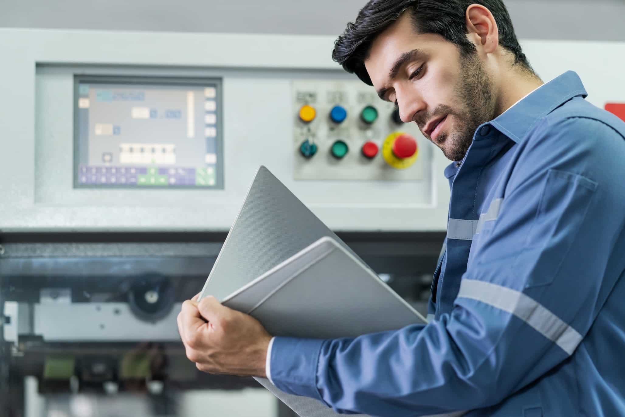 l-ingegnere-professionista-esamina-il-controllo-dell-avanzamento-del-sistema-di-macchine-del-flusso-di-lavoro-e-il-risultato-del-progetto